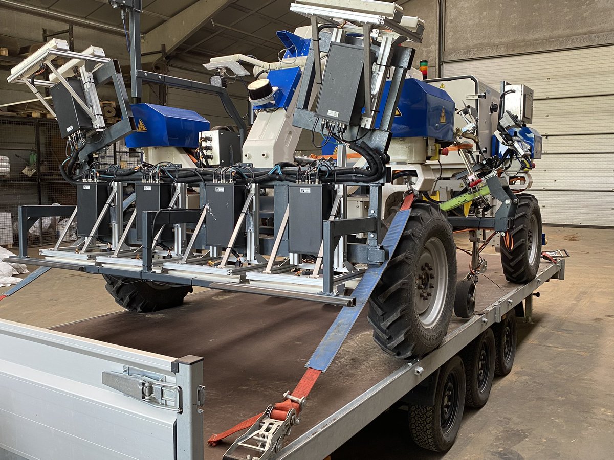 bruno_dewulf's tweet photo. Mes ex-collègues de Strube sont en route pour Désherb’avenir avec le robot de désherbage que nous avons développé ensemble, et ils m’ont fait la surprise de s’arrêter en Belgique 👍 Cela fait plaisir de voir que le projet est maintenant mûr et prêt à être commercialisé 👏. https://t.co/XbvDGoLH4N