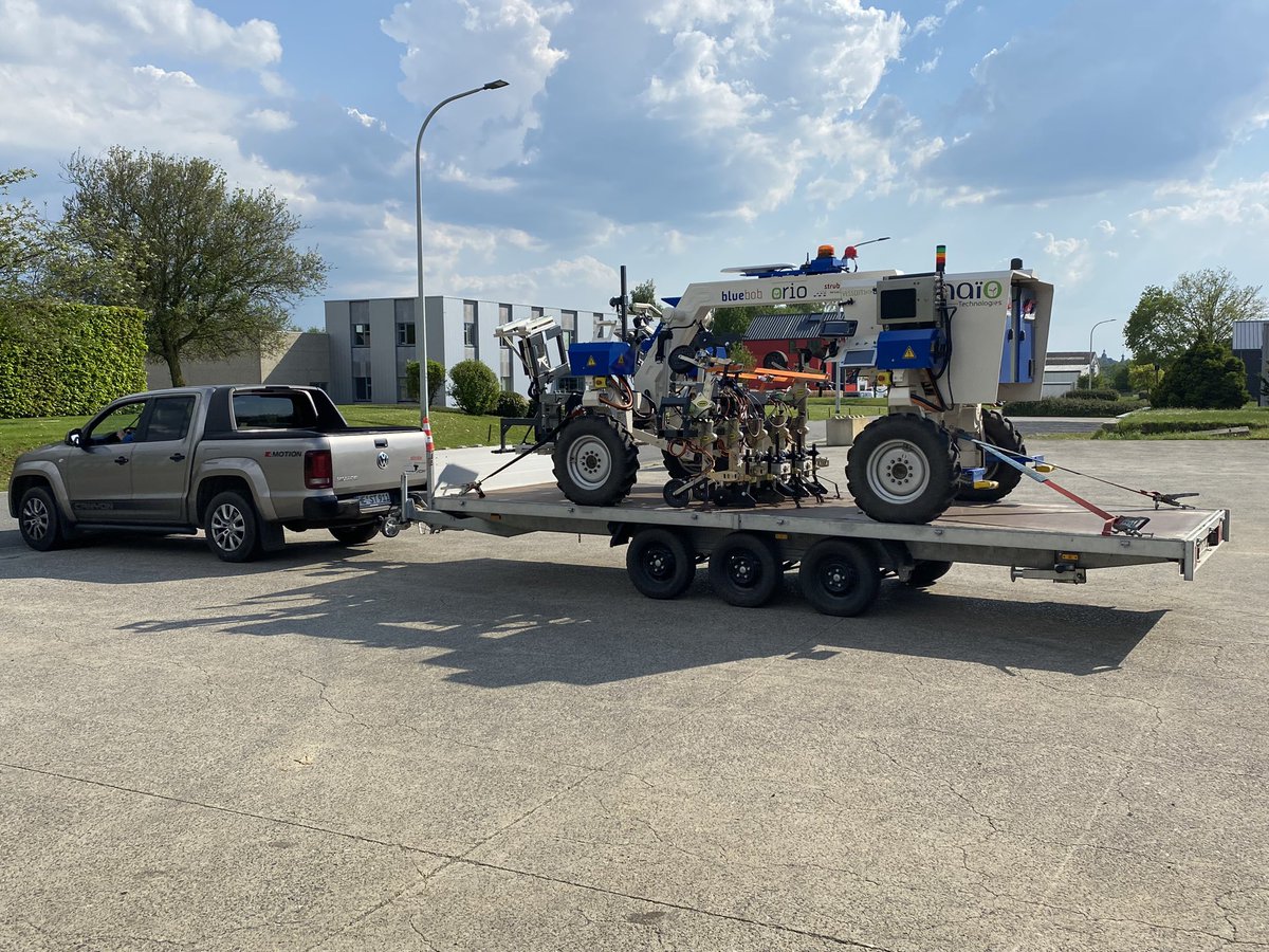 bruno_dewulf's tweet photo. Mes ex-collègues de Strube sont en route pour Désherb’avenir avec le robot de désherbage que nous avons développé ensemble, et ils m’ont fait la surprise de s’arrêter en Belgique 👍 Cela fait plaisir de voir que le projet est maintenant mûr et prêt à être commercialisé 👏. https://t.co/XbvDGoLH4N