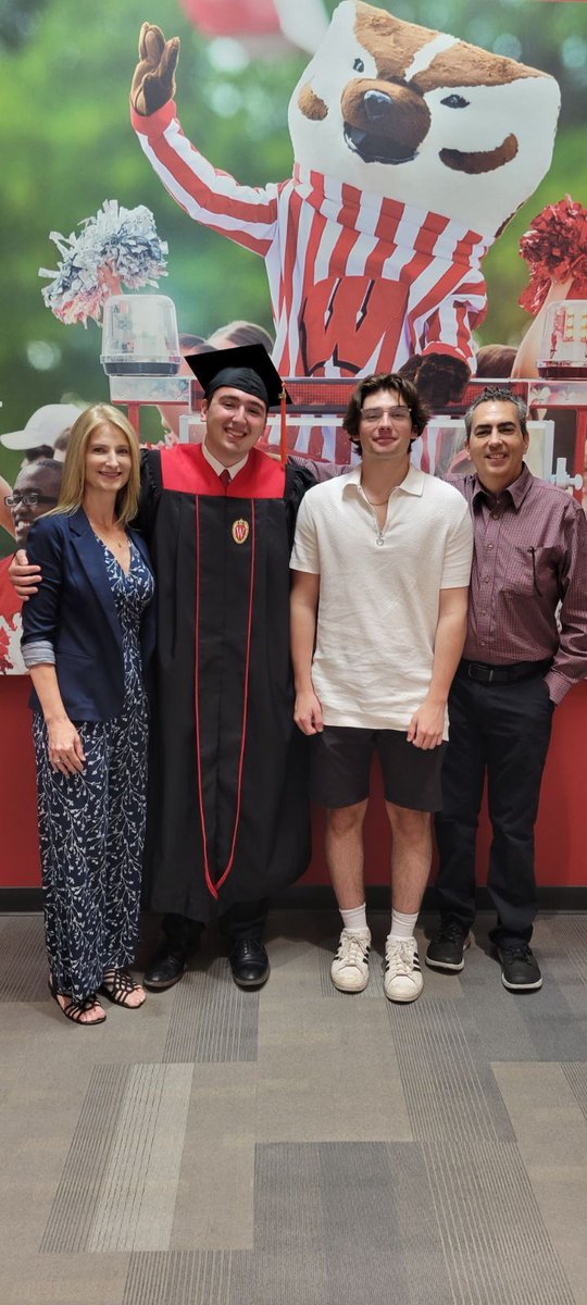 sethudlis's tweet image. Congratulations Eric!! We love you #UWGrad #enginee