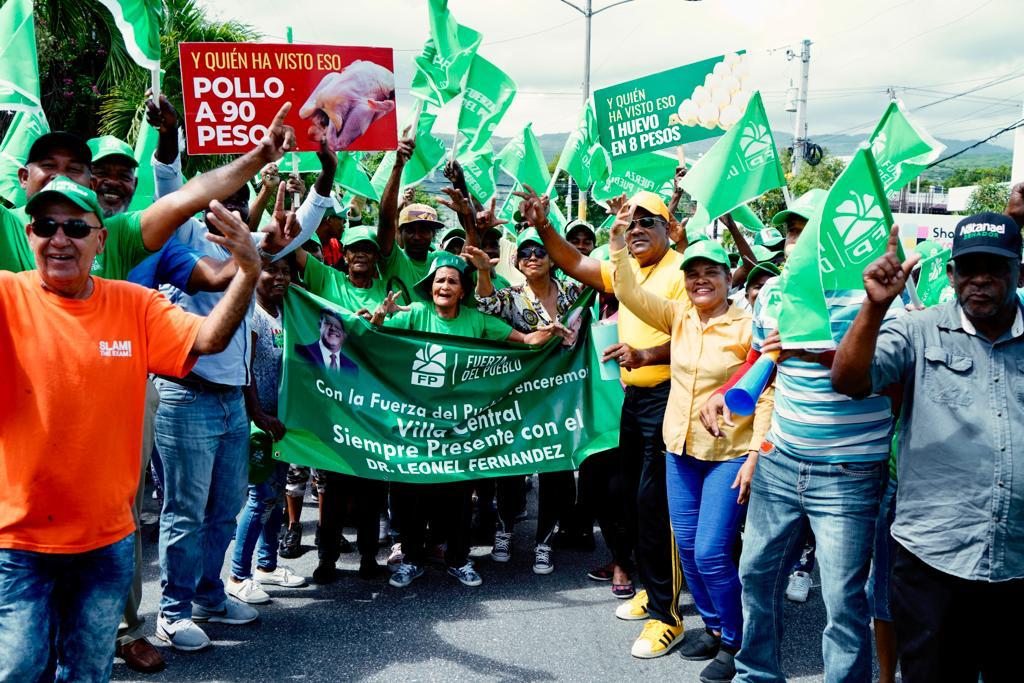 PedernalesO's tweet photo. 📸| Barahona se viste de verde en el día de hoy, para recibir al líder del pueblo dominicano, quien estará en esta Perla del Sur.

Con #LeonelEnBarahona #SeguimosCreciendo y vamos #RumboADosMillones. https://t.co/wvqk8TIJOF