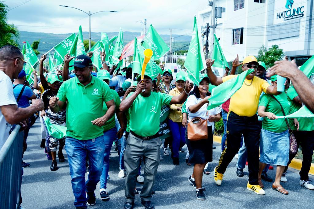 PedernalesO's tweet photo. 📸| Barahona se viste de verde en el día de hoy, para recibir al líder del pueblo dominicano, quien estará en esta Perla del Sur.

Con #LeonelEnBarahona #SeguimosCreciendo y vamos #RumboADosMillones. https://t.co/wvqk8TIJOF