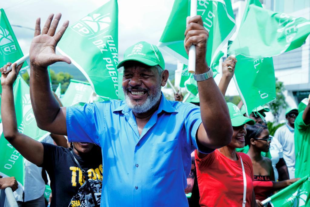 PedernalesO's tweet photo. 📸| Barahona se viste de verde en el día de hoy, para recibir al líder del pueblo dominicano, quien estará en esta Perla del Sur.

Con #LeonelEnBarahona #SeguimosCreciendo y vamos #RumboADosMillones. https://t.co/wvqk8TIJOF