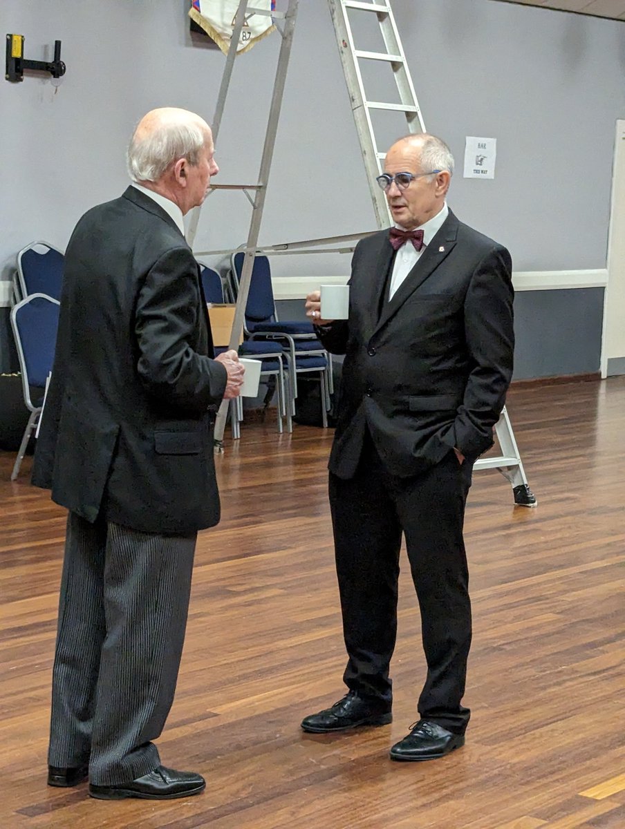 wiltspgl's tweet photo. What do you think David was saying to Chris? "Now listen very carefully Chris - I don't think it's a good idea that you should be thinking of climbing the ladder." https://t.co/3SUJjyLsbG