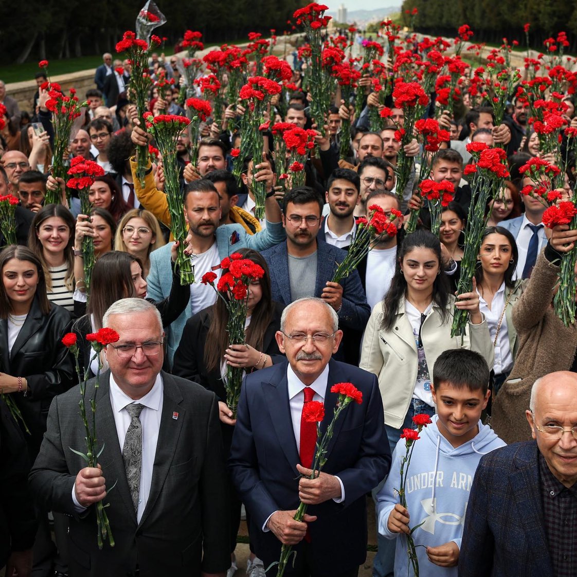 Taş atan eller değil, çiçek tutan eller kazanacak 🌷

#Kazanıyoruz