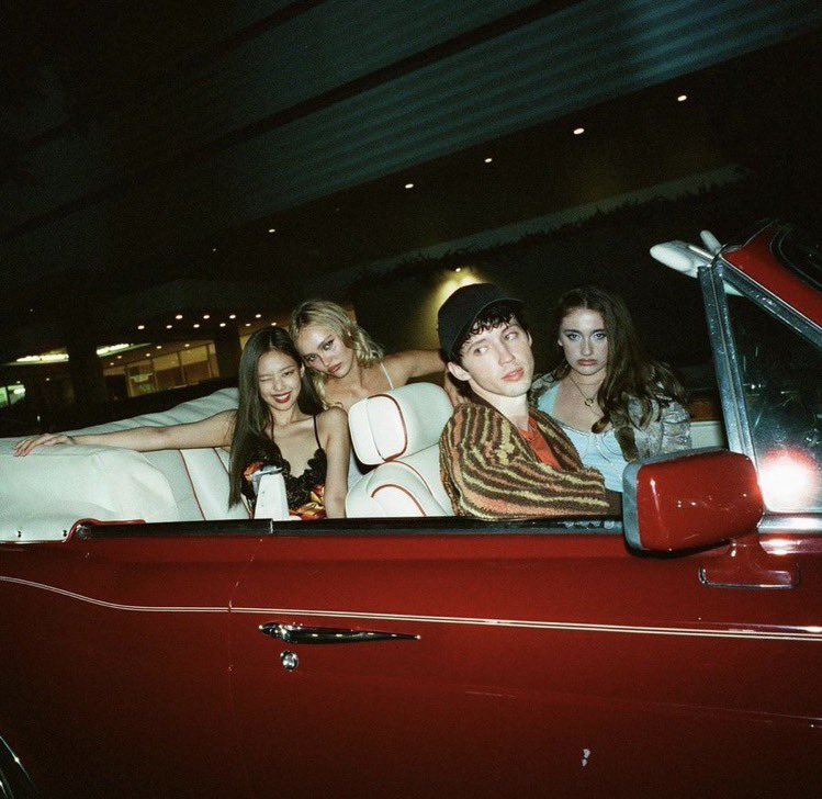 tracklist's tweet photo. QUE FOTO! Jennie, Lily-Rose Depp, Troye Sivan e Rachel Sennott para a série “THE IDOL”. https://t.co/n3wPII2M4Z