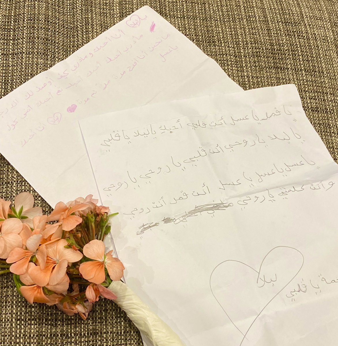 leelleel1's tweet photo. عايشة ورحمة، أجمل من زهور #الوغل وأحلى من عسل جبالها وألطف من فراشاتها وأرقّ من نسيمها.
طفلتان من أهل القرية هما عندي أعز صديقاتي😄
في زيارة خاطفة لـ #باحة_ربيعة التقيت مجددا بهما فكانت هذه الباقة وهاتان الرسالتان اللتان تفيضان جمالا موروثا من أصل طيب، وجمالا مكتسبا من أرض طيبة😍 https://t.co/ZYdcbM0x2T