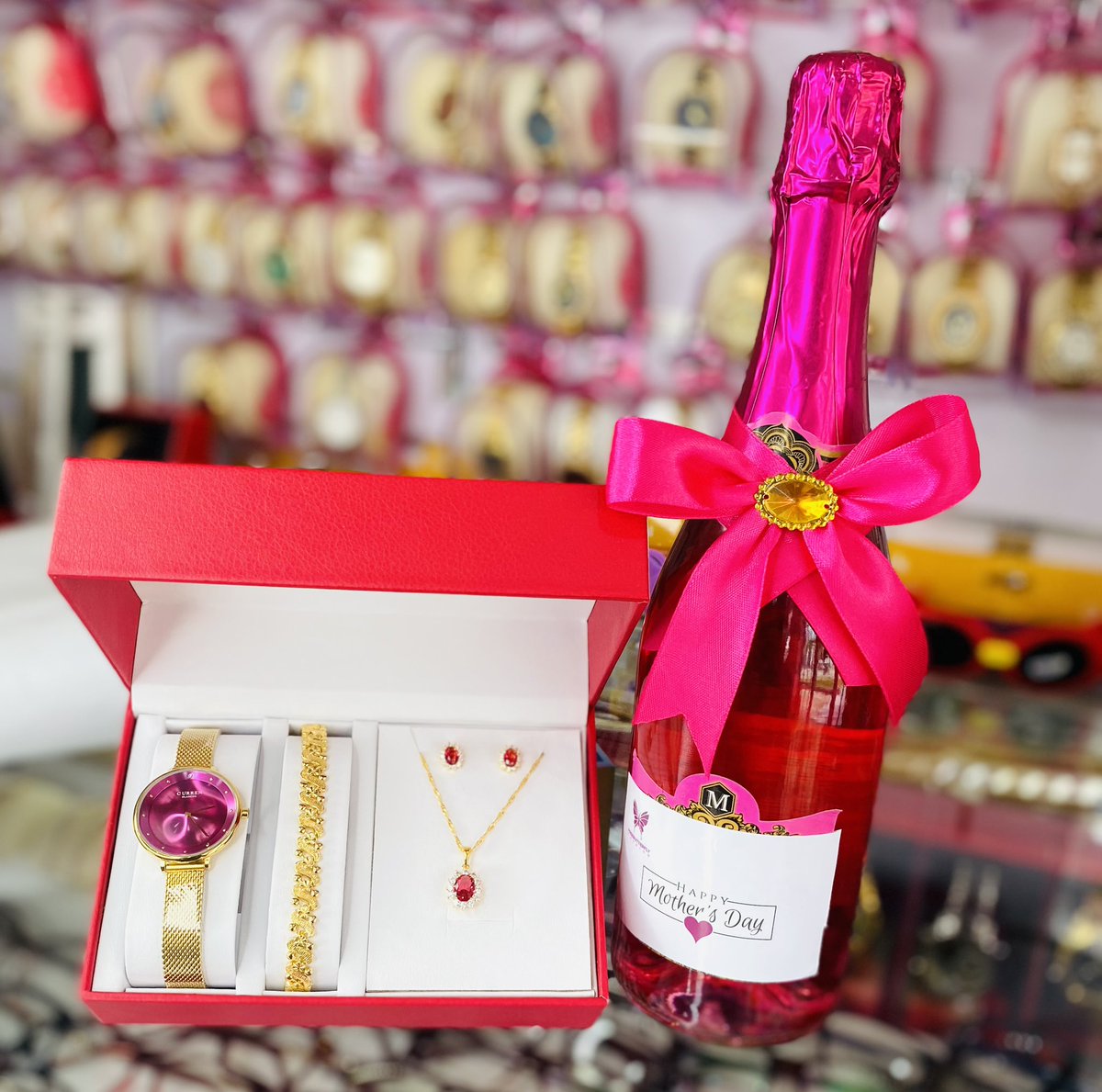 FreebutterflyF's tweet photo. gift za mother's day available 
tupe budget yakoo tutafunga kulingana na budget yako 
whatsap/cal 0673628097
#HappyMothersDay #happymothersday2023 https://t.co/HLqAJ5PMyI