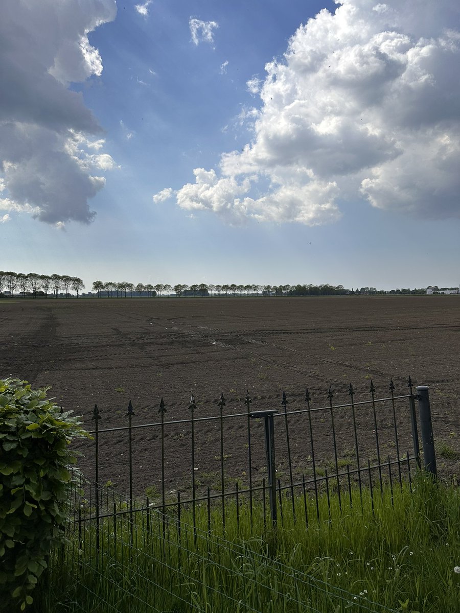 hoeveneind's tweet photo. We hebben weer aardappelen gehaald om lekkere friet van te maken bij Carola, de boerin. We kopen zoveel mogelijk bij producenten zelf, zo dicht mogelijk in de buurt, zo vers mogelijk en onbewerkt. We volgen de seizoenen! #korteketens #duurzaam #biologisch. https://t.co/hsY6Wf1UHw