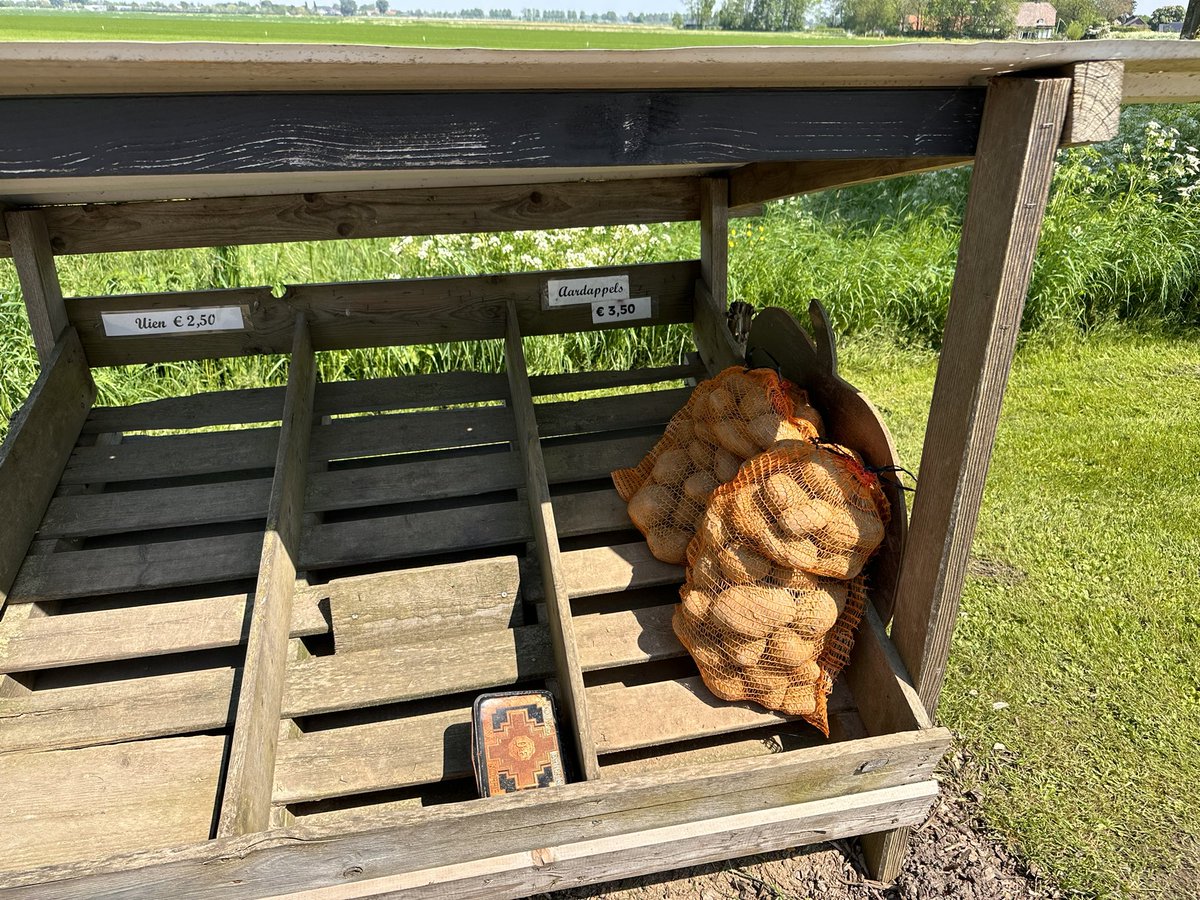 hoeveneind's tweet photo. We hebben weer aardappelen gehaald om lekkere friet van te maken bij Carola, de boerin. We kopen zoveel mogelijk bij producenten zelf, zo dicht mogelijk in de buurt, zo vers mogelijk en onbewerkt. We volgen de seizoenen! #korteketens #duurzaam #biologisch. https://t.co/hsY6Wf1UHw
