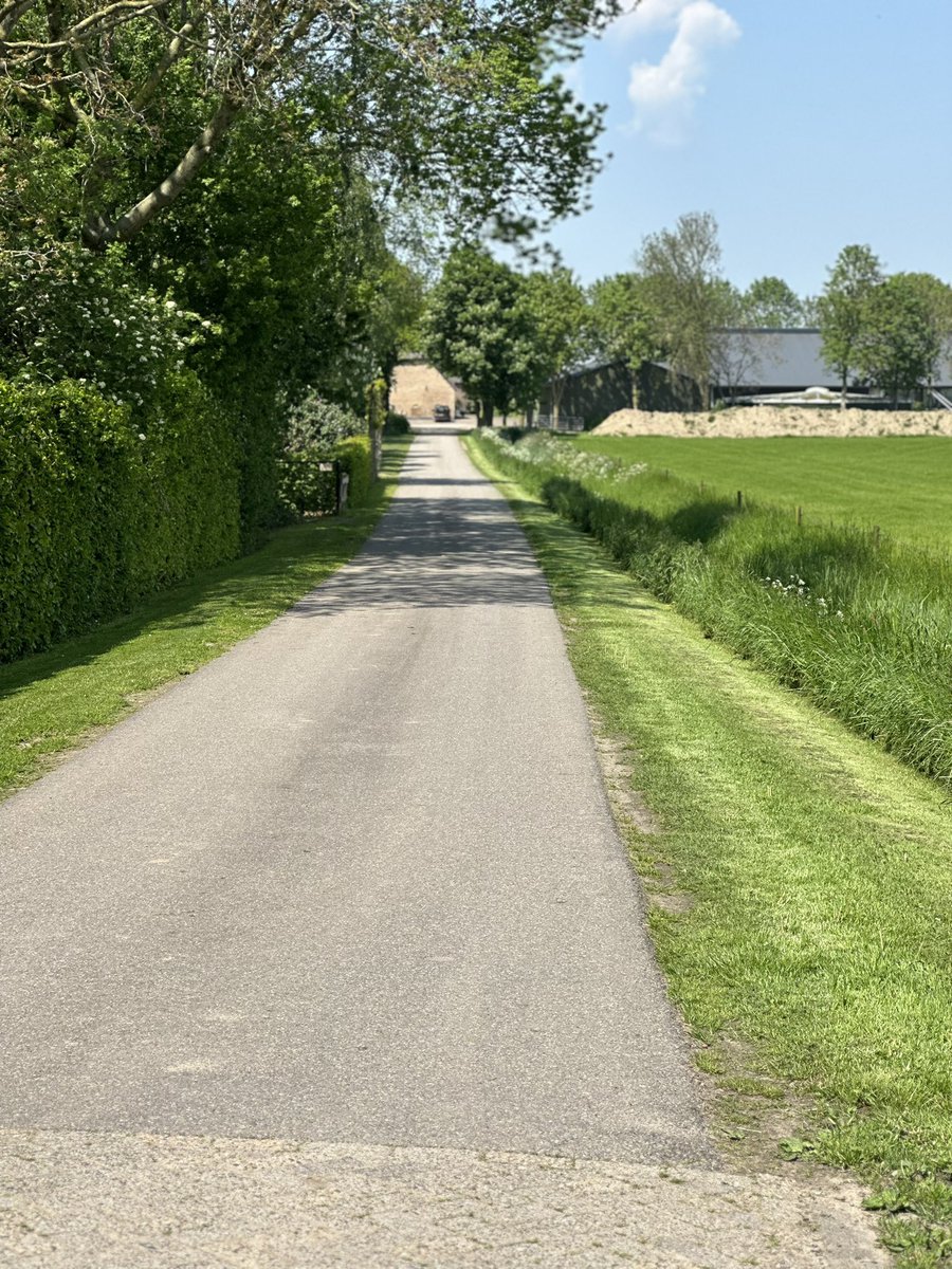 hoeveneind's tweet photo. We hebben weer aardappelen gehaald om lekkere friet van te maken bij Carola, de boerin. We kopen zoveel mogelijk bij producenten zelf, zo dicht mogelijk in de buurt, zo vers mogelijk en onbewerkt. We volgen de seizoenen! #korteketens #duurzaam #biologisch. https://t.co/hsY6Wf1UHw