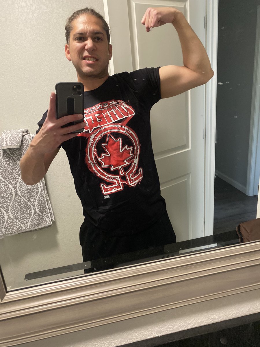 TheRealXRod's tweet image. My @KennyOmegamanX and #TheElite #BTE sweatshirt came in. Went to the pub n the bartender TooSweeted me n bought my first 2 drinks