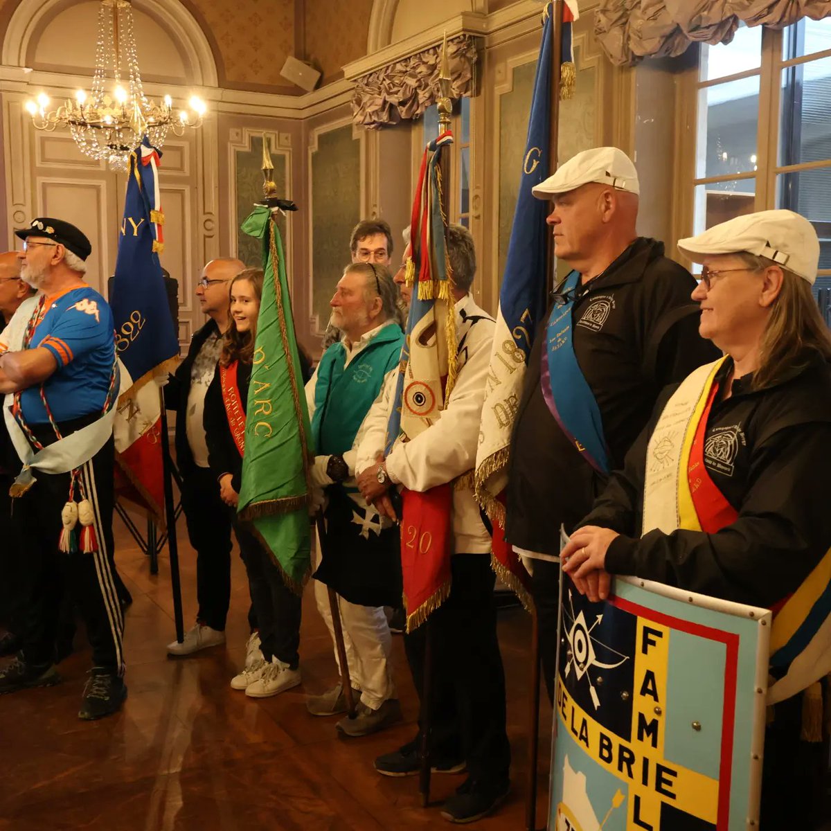 Prefet71's tweet photo. #sport | Remise du vase de Sèvres  offert par la Présidence de la République au Bouquet Provincial, par Yves SEGUY, préfet de Saône-et-Loire, à la mairie de Mâcon.

Le Bouquet Provincial est un tournoi d'archerie multiséculaire. Le seul tenu à Mâcon remonte... au XVIIIème siècle! https://t.co/3O1ZeGTdcz