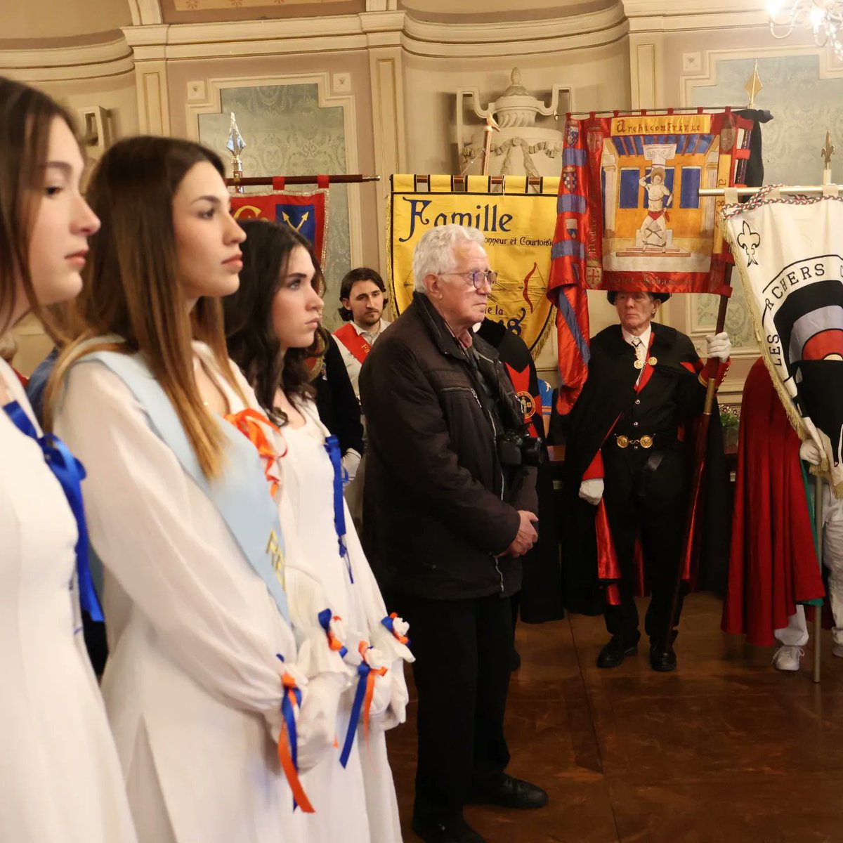 Prefet71's tweet photo. #sport | Remise du vase de Sèvres  offert par la Présidence de la République au Bouquet Provincial, par Yves SEGUY, préfet de Saône-et-Loire, à la mairie de Mâcon.

Le Bouquet Provincial est un tournoi d'archerie multiséculaire. Le seul tenu à Mâcon remonte... au XVIIIème siècle! https://t.co/3O1ZeGTdcz