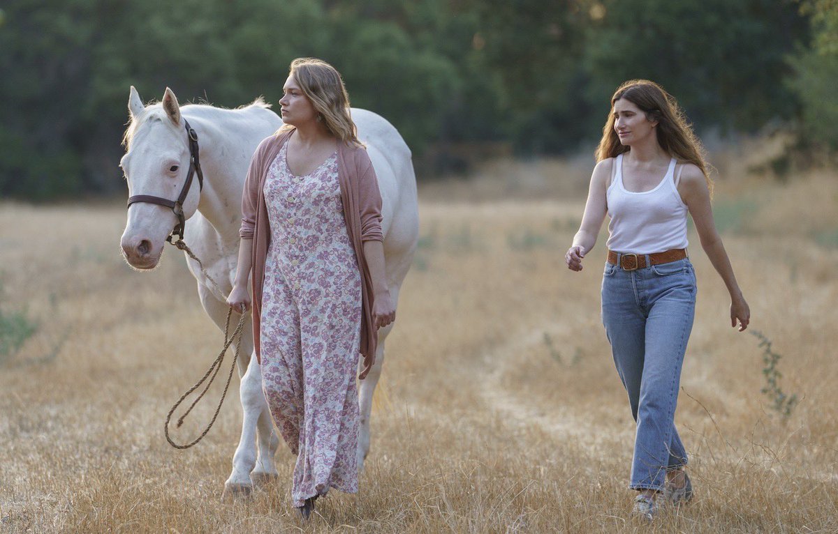 Pequeña y hermosa serie resultó #TinyBeautifulThings. La premisa 'escritora rota devenida en columnista de consejos' es una mera excusa para hablar de pérdidas, tocar fondo y sanar. Más allá de eso, todo lo que tenga a Kathryn Hahn y Merritt Wever se mira y punto. En #StarPlus.