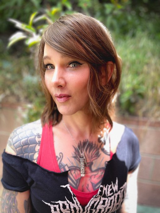 &ldquo;Not enough time for every kiss&hellip;&rdquo; 🖤❤️ https://t.co/KdoHc1C8aT<a href="/tag/mvsales"class="tags"><span>#mvsales</span></a>