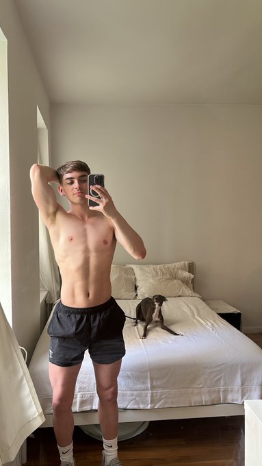 isn&rsquo;t she so cute 😻 https://t.co/Xx0kRnjPAp