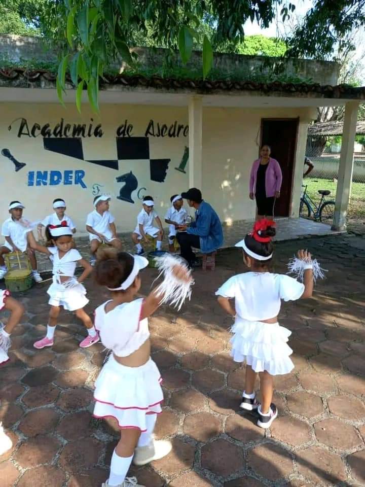 DeportesSbcu's tweet photo. 🇨🇺 ¡Cuba baila para ti...madre! 🇨🇺
              💃❤️🕺🥳

#ProgramaEducaTuHijo
#DeporteParaTodos 
#DeporteSibanicú
#MuchasFelicidadesMamá https://t.co/PfVQQm8CV9