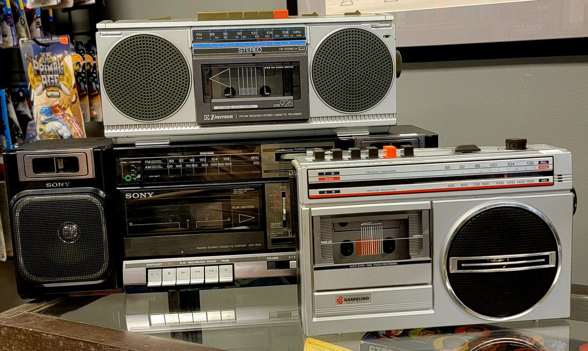 Grabbed an amazing collection of vintage 80s stereos and boomboxes. Perfect for the beach! 🎶🎵

Grab your fave retro cassette!

#hollywoodheroes
#vintage80s
#retro80s