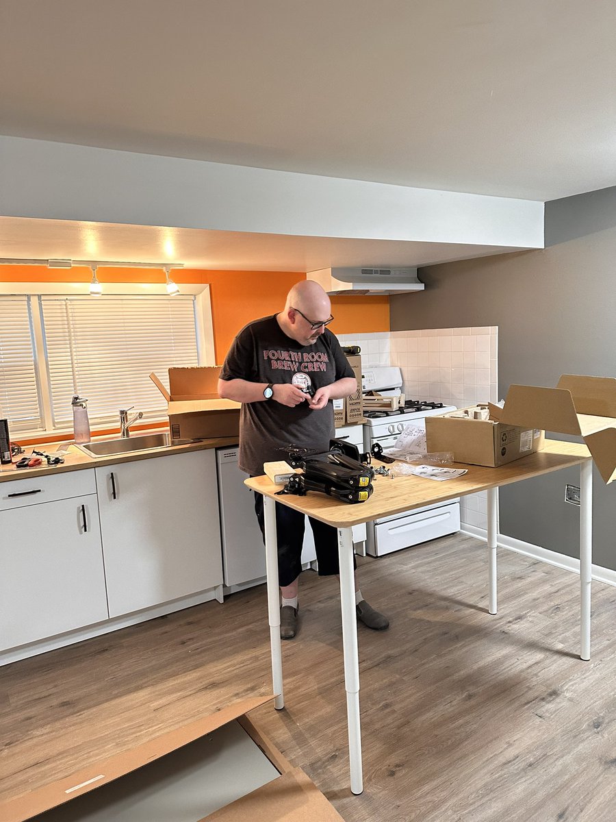 FourthRoomKelly's tweet image. What’s @RunDanRunTV doing??  Could it be the #FourthRoomBrewingTestKitchen ? Hmmmmmm……