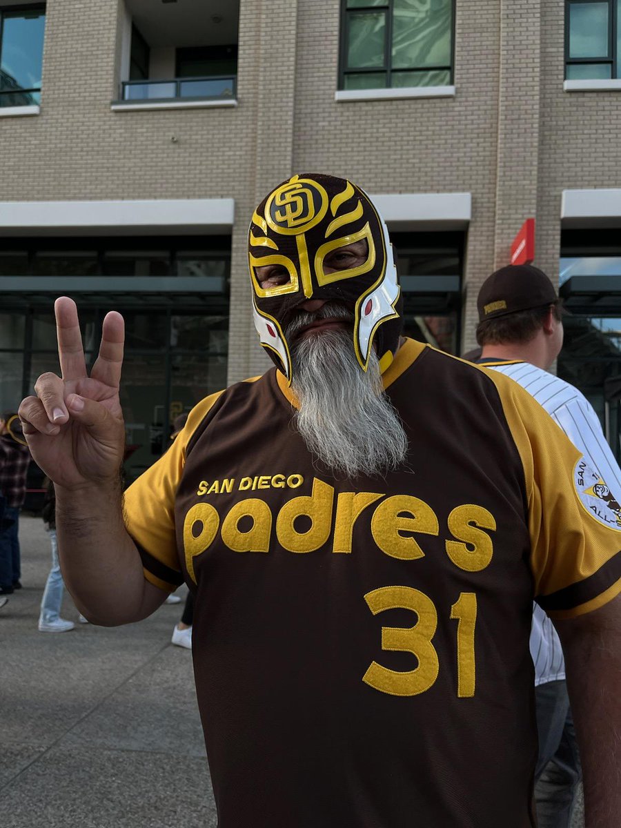 jrod1172's tweet photo. @BallySportsSD #FunnerFanCam https://t.co/XhI72ITnjQ