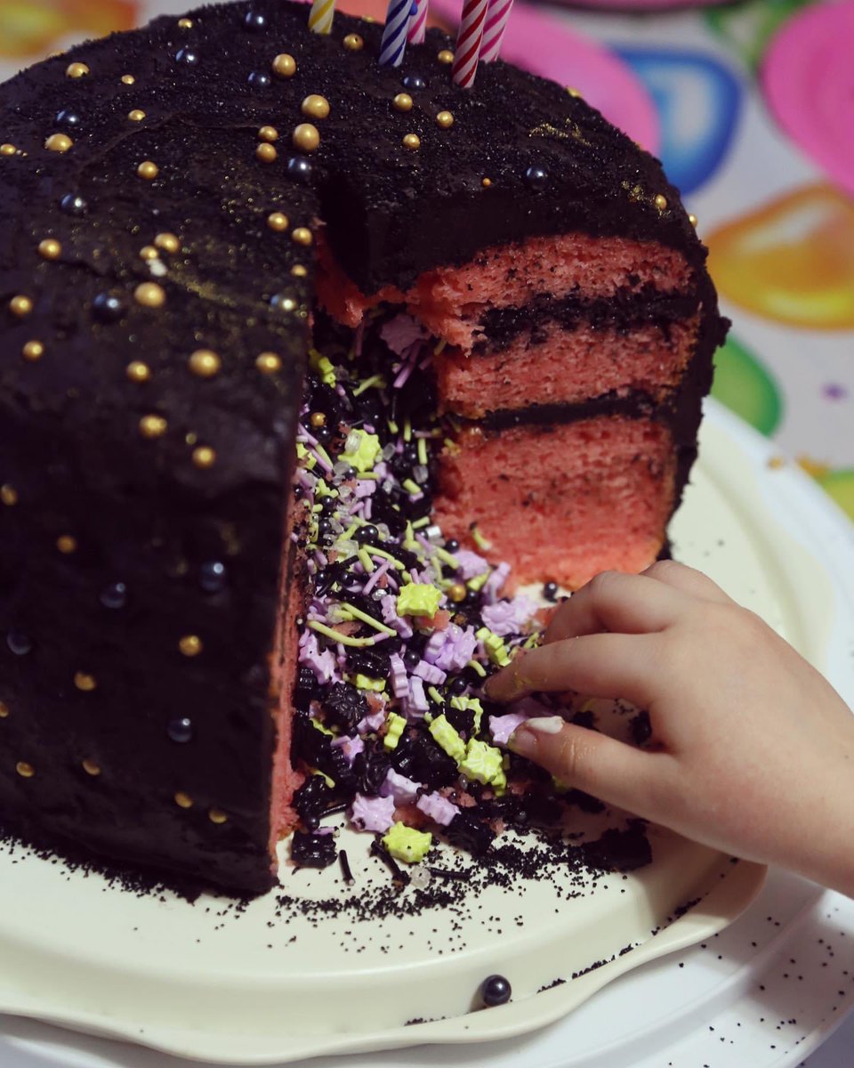 BrinnnnnC's tweet photo. @clhubes My daughter wanted a “spider cake with a big spider onto and surprise spiders inside” so we made it happen. https://t.co/0lqK6qVbbz