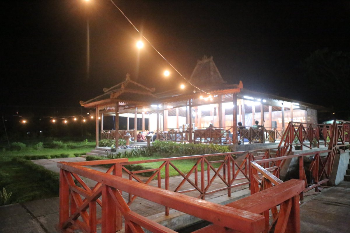 JuguranSyafaat's tweet photo. Suasana melewati tengah malam pada Juguran Syafaat edisi Mei 2023 dengan tema "ME-NUKLEUS" malam ini di Waroeng Juguran, Padamara, Purbalingga. #JSMei https://t.co/16mFqD4kB9