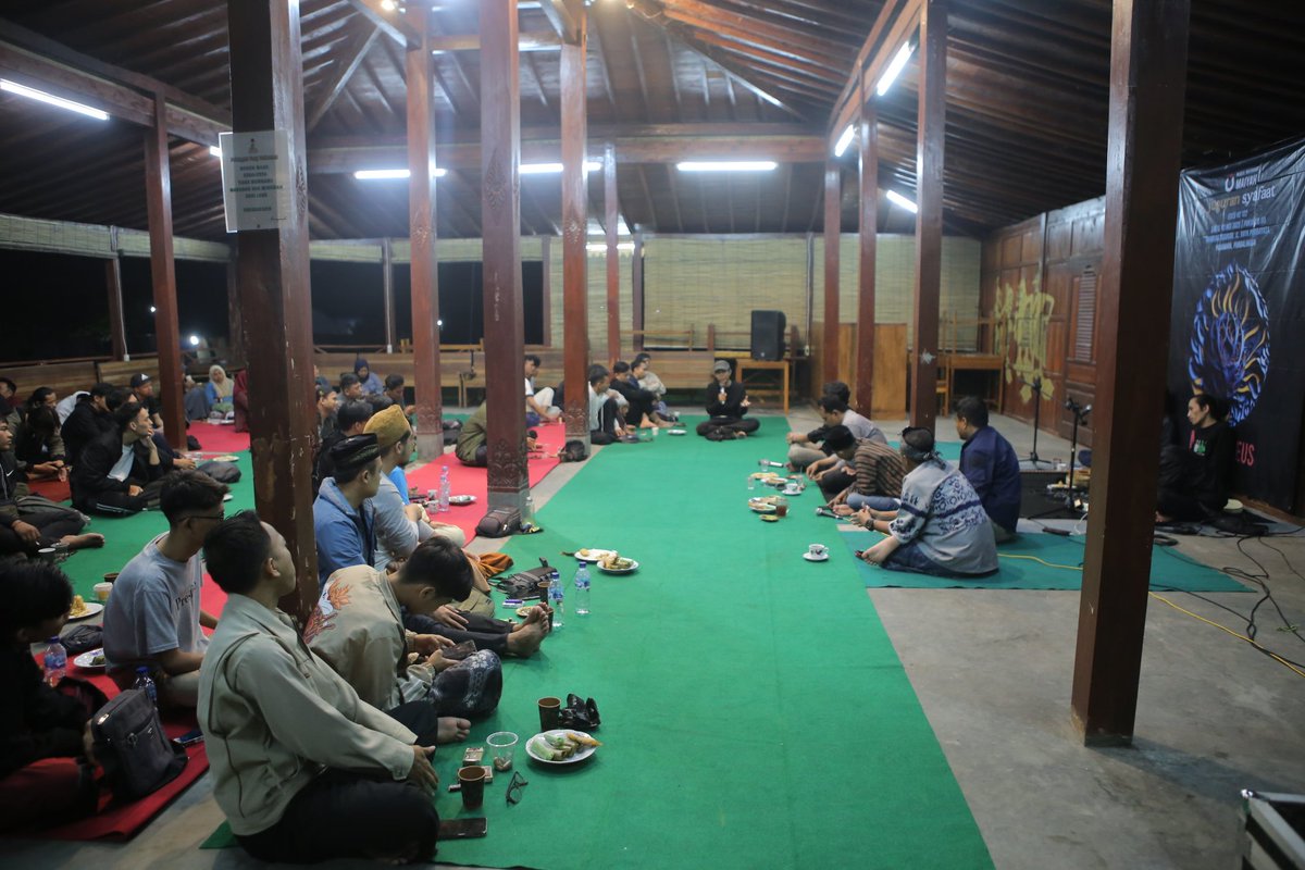 JuguranSyafaat's tweet photo. Suasana melewati tengah malam pada Juguran Syafaat edisi Mei 2023 dengan tema "ME-NUKLEUS" malam ini di Waroeng Juguran, Padamara, Purbalingga. #JSMei https://t.co/16mFqD4kB9