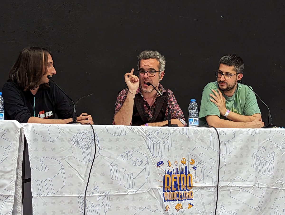 irenegarres's tweet photo. Los amigos @TonichanPiedra @Edu_Arcadia y #Kitian en la charleta de #RetroBarcelona2023 ❤️😍 https://t.co/JHRSaLh4K2