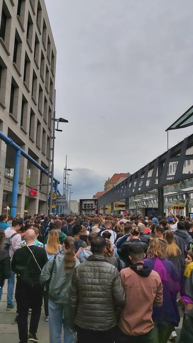 bastistinson's tweet photo. Was ein Tag ey. ❤ So mag ich mein Dresden. Voller guter Leute. #Tolerade https://t.co/7BbxBcgdAX