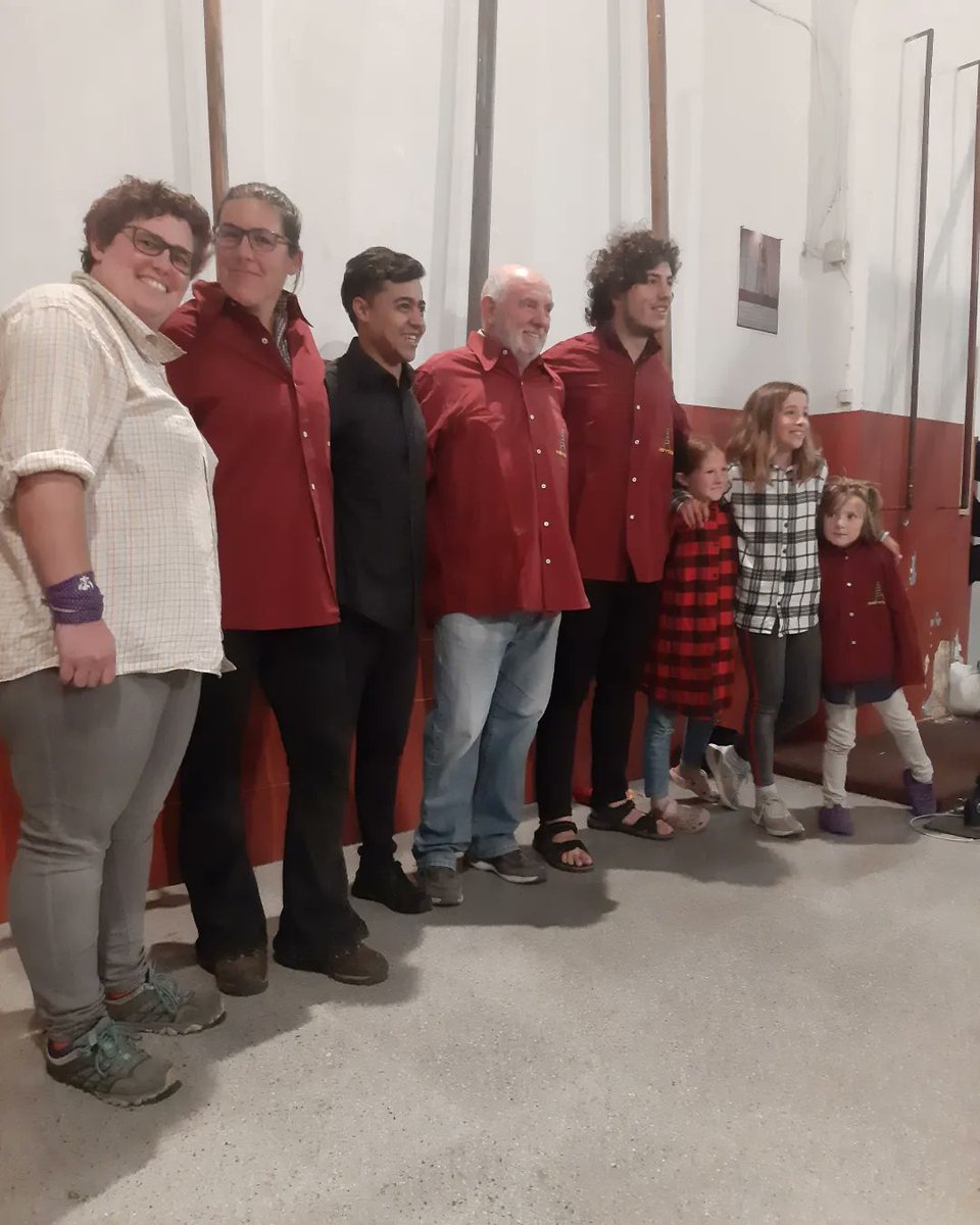 XerricsOlot's tweet photo. Mireu que guapos i guapes que estan les noves incorporacions de xerrics!Només ens cal dir q ara a lluir la camisa grana a les places i com diu el jurament xerric "fins q la rentadora me'n separi!"
#castells #castellers #castelleres #novescamises #xerrics #assaigespecial #guapos https://t.co/CEWxfTpYC7