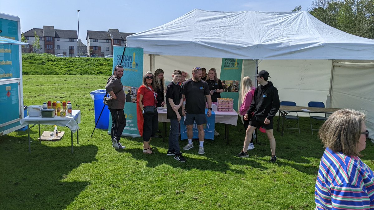 Whit a day <a href="/northedinfest/">North Edinburgh Community Festival</a> ! So proud of the young team smashing out nearly a thousand posh dogs and loadsa tidy cupcakes! Thanks to <a href="/RolloverHotDogs/">Rollover</a> and @mimisbakehouse for the support.