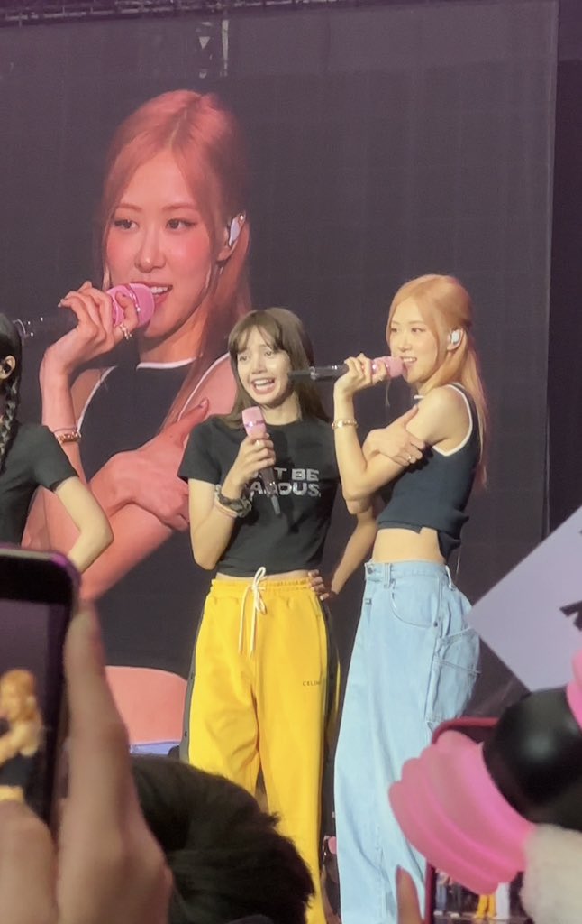 aiwabnormal's tweet photo. So cute #lisa#rose https://t.co/Csj6bQQDqu