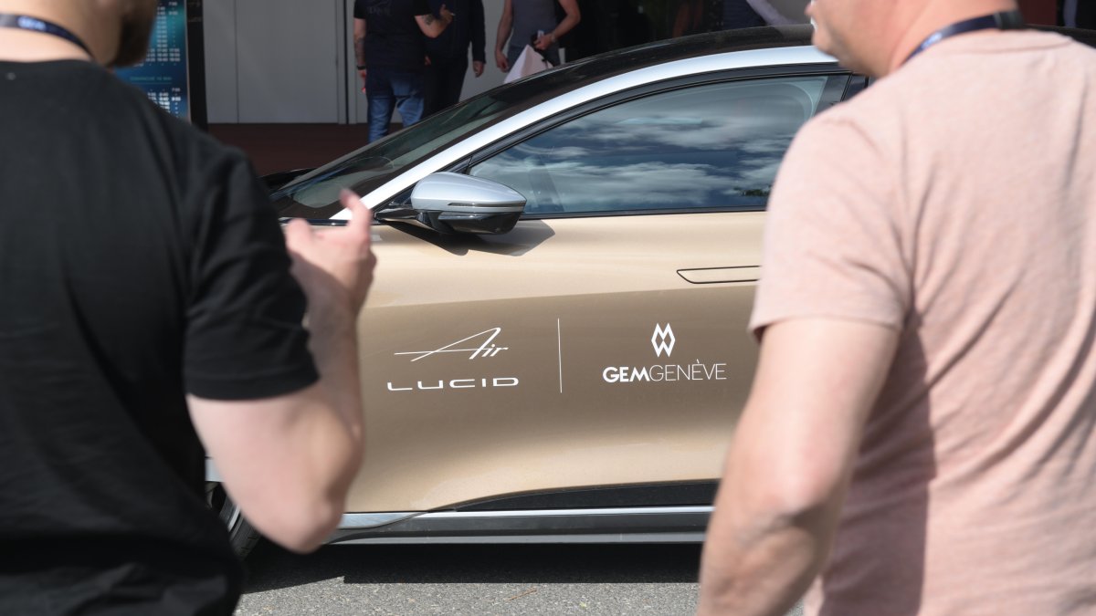 LucidMotors's tweet image. #LucidAir and GemGenève shining bright in Geneva, Switzerland for the International Gem &amp;amp; Jewellery Show.