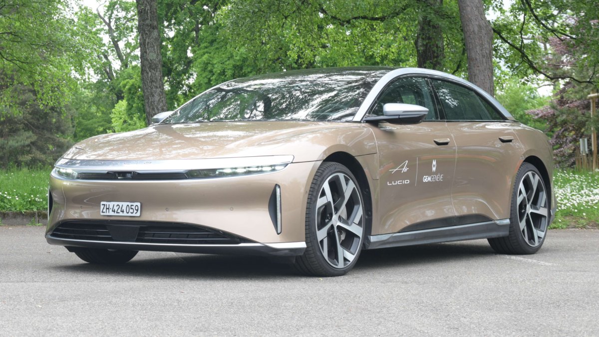 LucidMotors's tweet image. #LucidAir and GemGenève shining bright in Geneva, Switzerland for the International Gem &amp;amp; Jewellery Show.