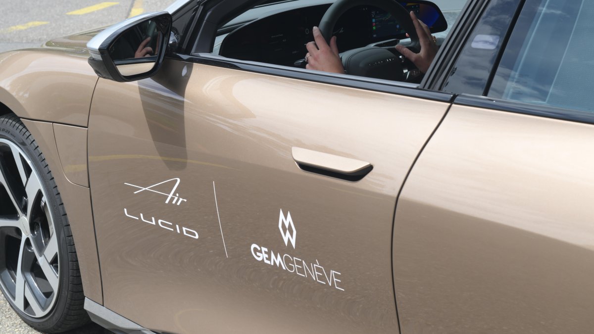 LucidMotors's tweet image. #LucidAir and GemGenève shining bright in Geneva, Switzerland for the International Gem &amp;amp; Jewellery Show.