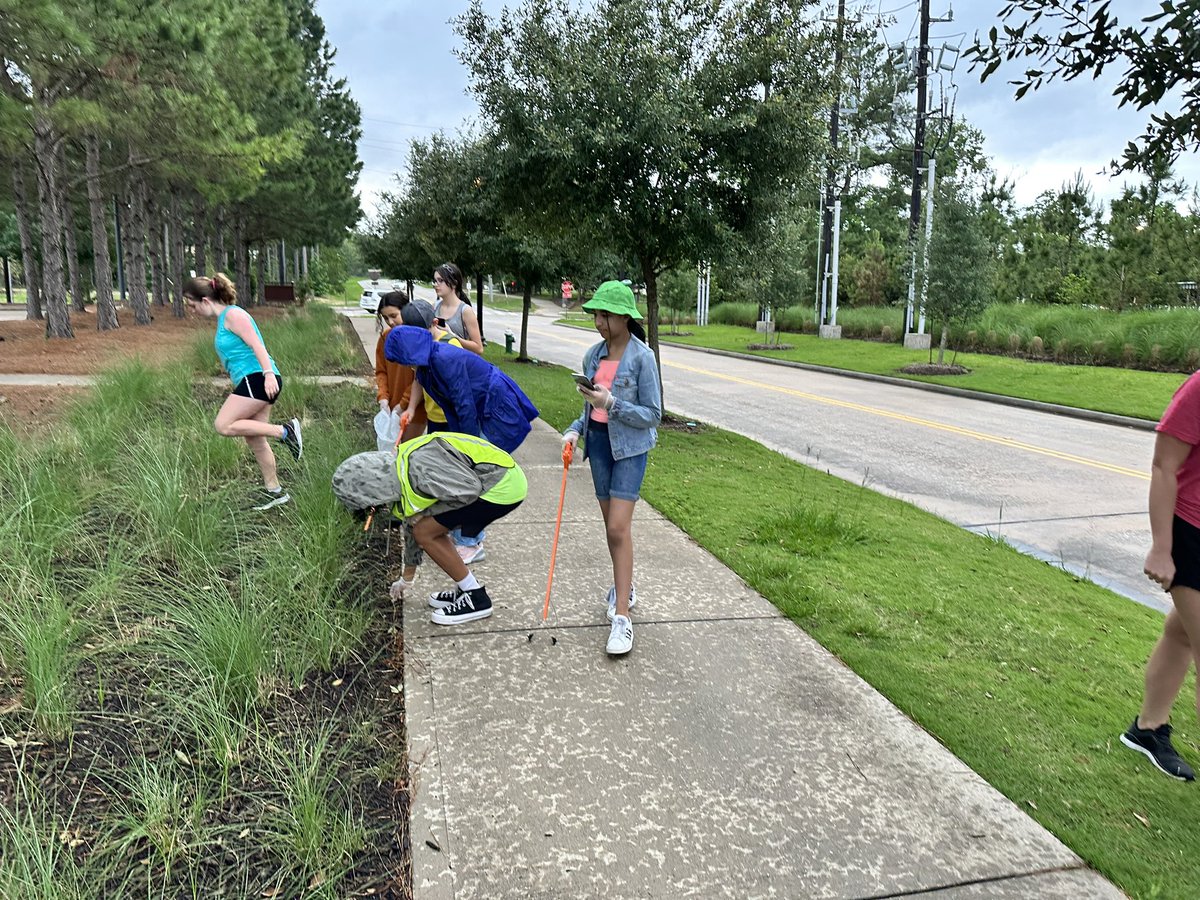 BrandiHalverson's tweet photo. FIRST @CPJH_C4K Adopt a Path was a HUGE success ❤️ Rain or shine these kids were out working hard 🧹Thankful for amazing students, sponsors and community partner! @TomballISD @TheTownshipTX @TISDCPJHS @AustinBankTexas @CharacterDotOrg #adoptapath #service https://t.co/WkP7VFRthU