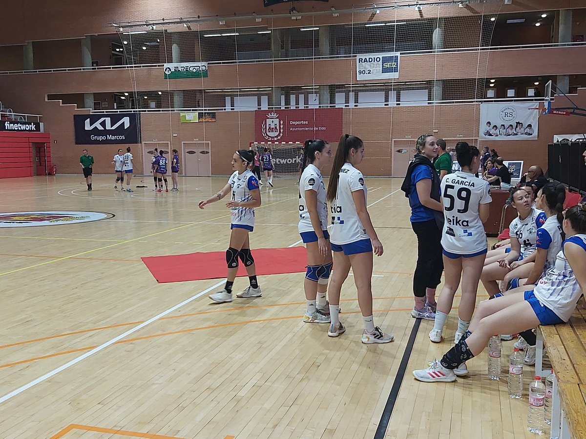 El partido que debía comenzar a las 19h entre el Elda Prestigio y el Rodríguez Cleba... no ha podido dar comienzo por las goteras...debido a una fuerte tormenta justo antes del inicio.