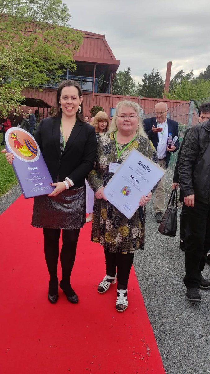European Village Renewall Award kilpailun pronssisen tunnustus luovutettiin Raution edustajille Baijerissa Saksassa. Rautio viikolla 8.7. juhlitaan, tervetuloa 🇫🇮🇪🇺 <a href="/Kalajoki/">Kalajoki</a> <a href="/ppkylat/">PP Kylät</a> <a href="/PetaistoHelena/">Helena Petäistö</a> <a href="/Europarl_FI/">Euroopan parlamentti Suomessa 🇪🇺🇫🇮</a> <a href="/EMFinland/">Eurooppalainen Suomi</a> <a href="/PetteriOrpo/">Petteri Orpo</a> <a href="/ppliitto/">Pohjois-Pohjanmaan liitto</a> <a href="/suomenkylat/">Suomen Kylät ry</a> <a href="/yleuutiset/">Yle Uutiset</a>