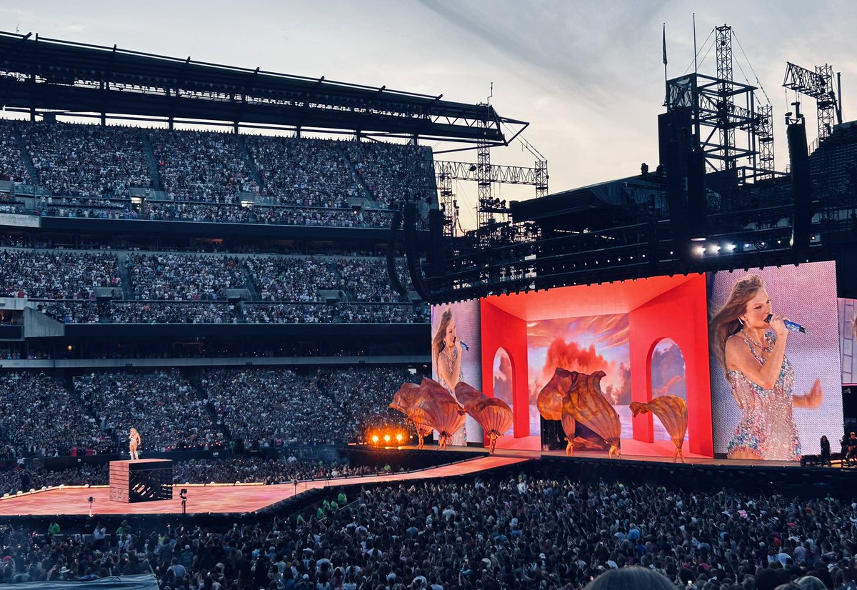 Tay, you made the whole place ✨shimmer✨ #PhillyTSTheErasTour