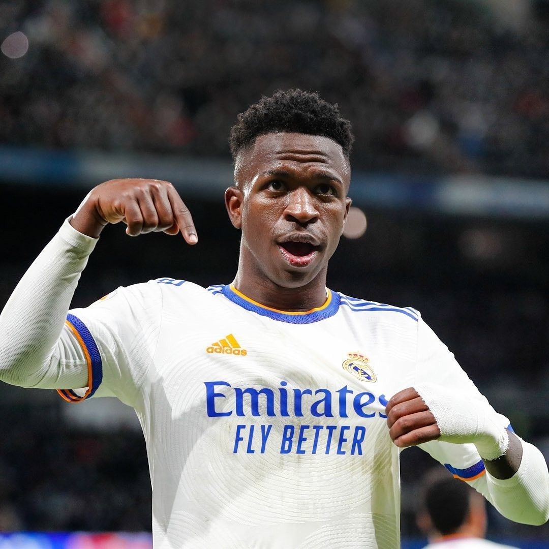 EirenJr's tweet photo. El mejor jugador del mundo 41 G/A en 54 partidos.

El jugador acabado y retirado 37 G/A en 31 partidos.

SÍ no fuera por la lesión Neymar tuviera mejores estadísticas. Comparar a Vinicius con Neymar es una falta de respeto al fútbol. https://t.co/sjiYtkgMfF