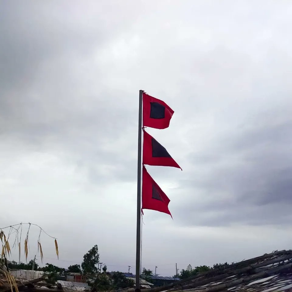 ShahidaWin2's tweet image. #CycloneMochaUpdate

Great Danger signal 10 has been declared in the Refugee Camp at Cox&apos;s Bazar.

I fear the impact of this #CycloneMocha would be worse for the vulnerable #Rohingya refugees, especially for the women and children.