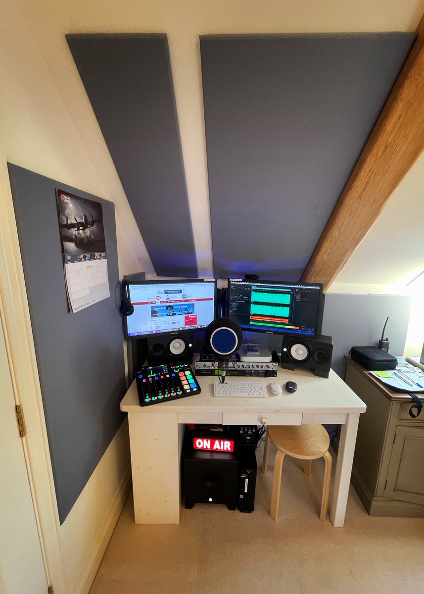 jasonantonyking's tweet photo. Last job done at the new place, acoustic panels up #homestudio #radio #voicetrack #voiceover https://t.co/YX2VbjfqEM