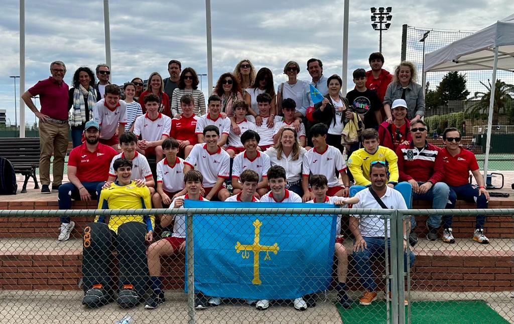 rgcchockey's tweet photo. Campeonato de España cadete masculino.
El equipo cadete del Grupo quedan 5º de España tras vencer al equipo del Sanse Complutense en un partido muy igualado.👏🏻👏🏻👏🏻👏🏻👏🏻👏🏻👏🏻👏🏻 @RGCC_Oficial @fpa_hockey https://t.co/8jHJHo9uZl