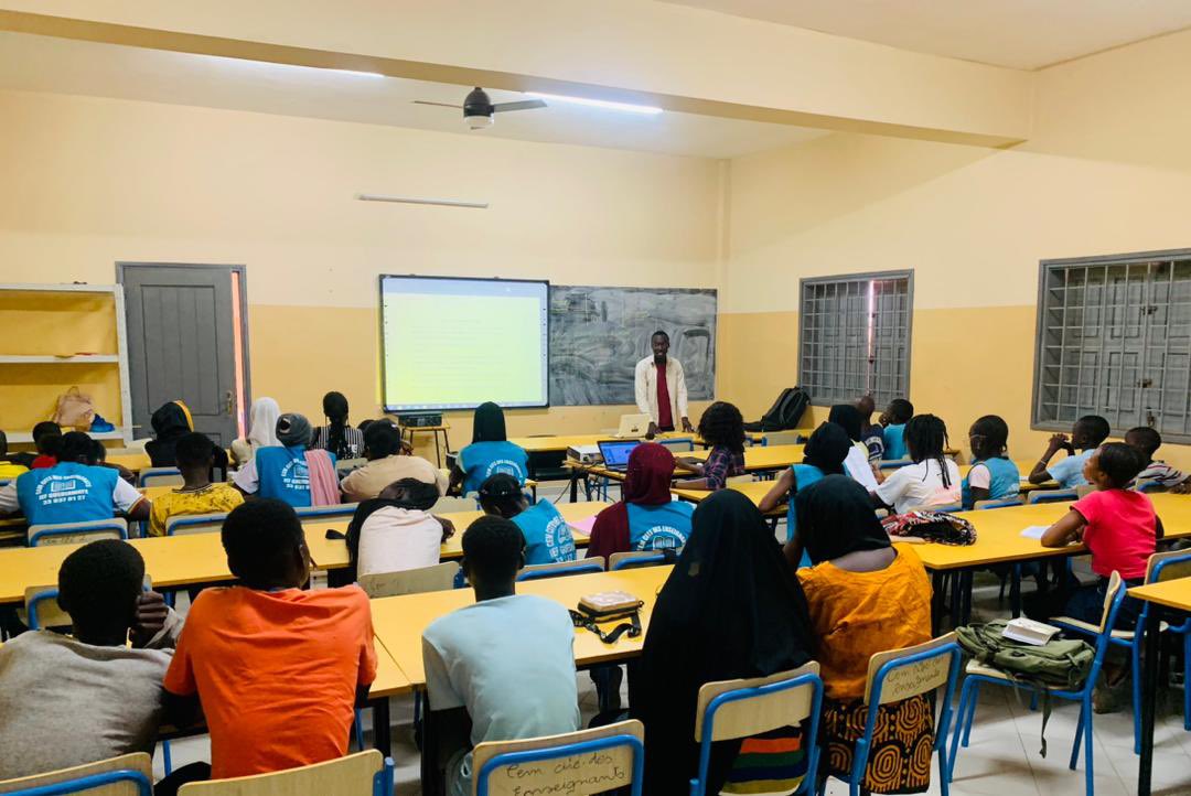 Jve_Senegal's tweet photo. Dans une dynamique de renforcer la résilience des enfants, un atelier d’introduction aux #changements #climatiques a été organisé par @Jve_Senegal dans le cadre du Projet «Enfant Acteur» #EnfAct ce matin au CEM Enseignant de #Guediawaye @savechildrenSN #SidaCSO #Senegal #Climate https://t.co/vB082lNAms