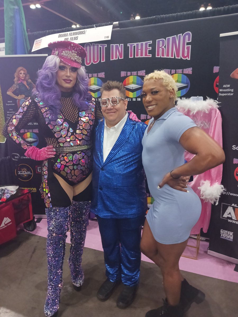 outinthering's tweet photo. HEY @SoCalValerie, WE WISH YOU WERE HERE AT @RuPaulsDragCon !
Missing our other @thegawtv gals @MickieJames and @REALLiSAMARiE #outisin @RBLFDPR https://t.co/f4iBQgk9Tf