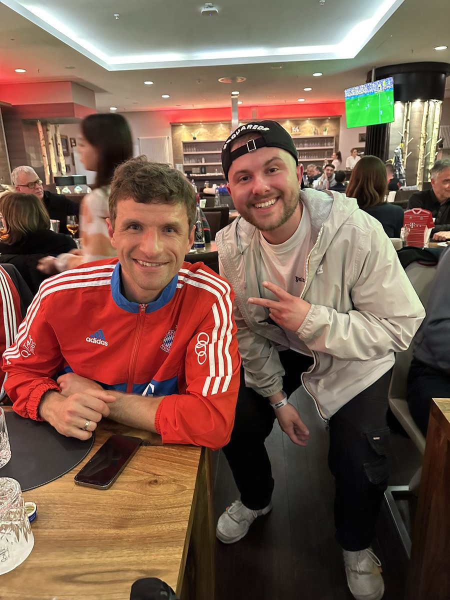 Thomas Müller ist ohne zu übertreiben der korrekteste Fußball Profi, den es gibt 
Jeder der auch nur zu 1% in der Öffentlichkeit steht sollte sich ein Beispiel an dem nehmen 🙏
Mehrfacher CL Sieger, Weltmeister, aber komplett bodenständig 
Haben 5 Minuten über den Klassenerhalt