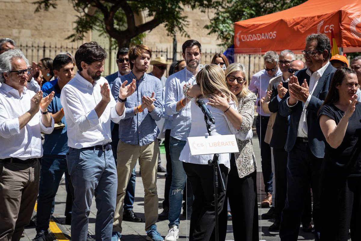📸Esta mañana <a href="/jovenesCs/">Jóvenes CS 🇪🇸🇪🇺</a> de la C. Valenciana no hemos querido faltar al acto de <a href="/CsCValenciana/">Ciudadanos Comunidad Valenciana</a> en compañía de <a href="/PatriciaGuaspB/">Patricia Guasp</a> <a href="/AdrianVL1982/">Adrián Vázquez Lázara 🇪🇦🇪🇺</a> <a href="/mamen_peris/">Mamen Peris Navarro</a>  <a href="/CPerezNievas/">Carlos Pérez-Nievas</a> y <a href="/Fginer/">Fernando Giner 🇪🇸</a> !

CS sigue con mucha fuerza para trabajar #PorLosTuyos 🧡

#JóvenesSomosPresente #RenovaciónValencia