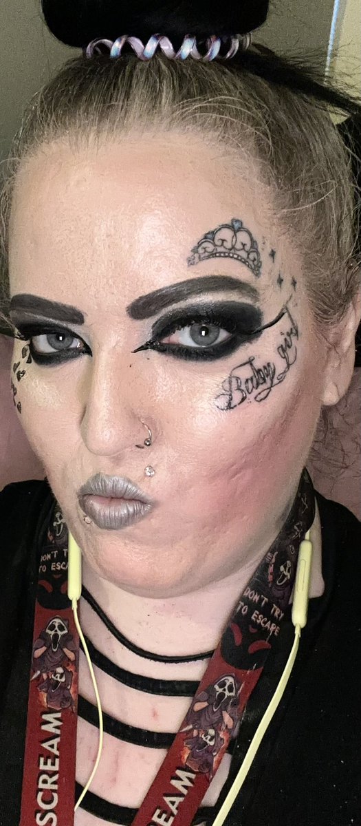 Staceylg25's tweet image. So this is my #Makeup today, #NOfilters just my standard #EverydayMakeup 👌🏻😉 I’ve just given my little Pickle some fresh veg &amp;amp; im enjoying sitting watching him tucking into it, having a munch! Hope y’all have a great weekend. #WeekendWishes #WickedWeekend #Style #SmokeyEyes