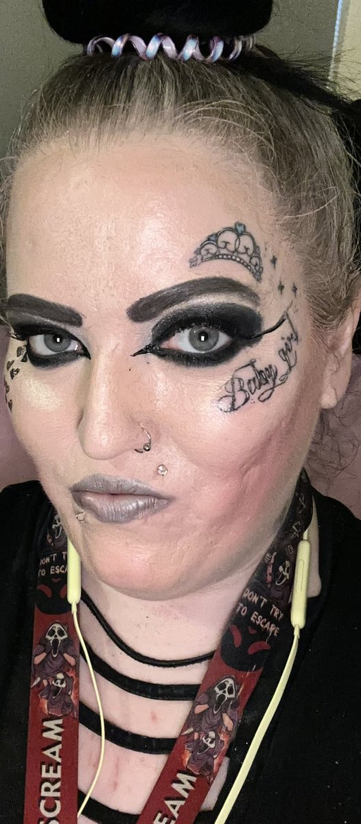 Staceylg25's tweet image. So this is my #Makeup today, #NOfilters just my standard #EverydayMakeup 👌🏻😉 I’ve just given my little Pickle some fresh veg &amp;amp; im enjoying sitting watching him tucking into it, having a munch! Hope y’all have a great weekend. #WeekendWishes #WickedWeekend #Style #SmokeyEyes