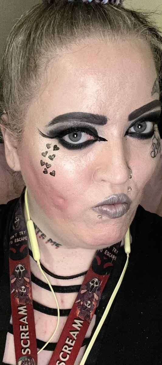Staceylg25's tweet image. So this is my #Makeup today, #NOfilters just my standard #EverydayMakeup 👌🏻😉 I’ve just given my little Pickle some fresh veg &amp;amp; im enjoying sitting watching him tucking into it, having a munch! Hope y’all have a great weekend. #WeekendWishes #WickedWeekend #Style #SmokeyEyes